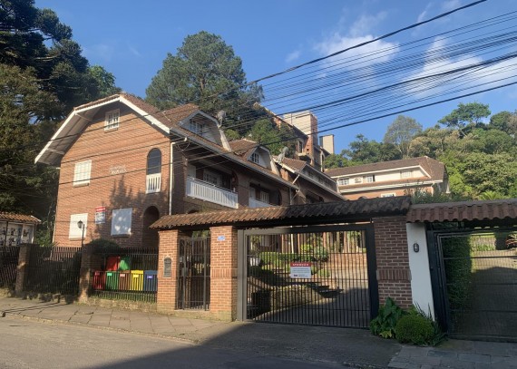 Apartamento, no bairro Centro em Canela